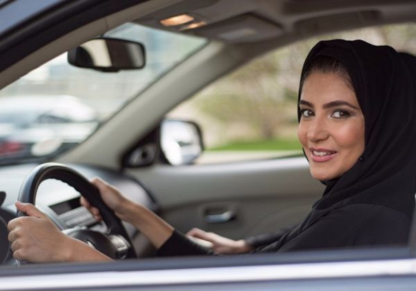 Женщины Саудовской Аравии получили право водить автомобиль